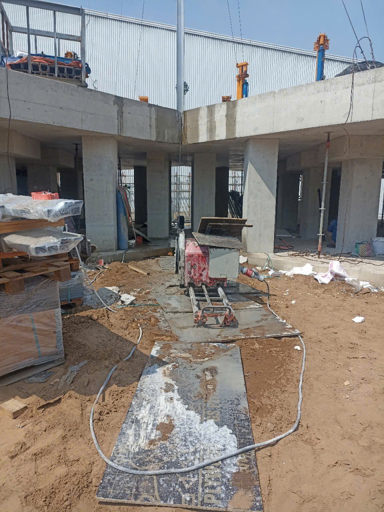Thi công cắt bê tông bằng dây kim cương cho đà bê tông và kết cấu lớn.