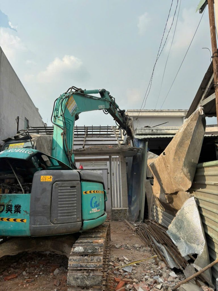 Đục Phá nhà cũ bằng xe cuốc