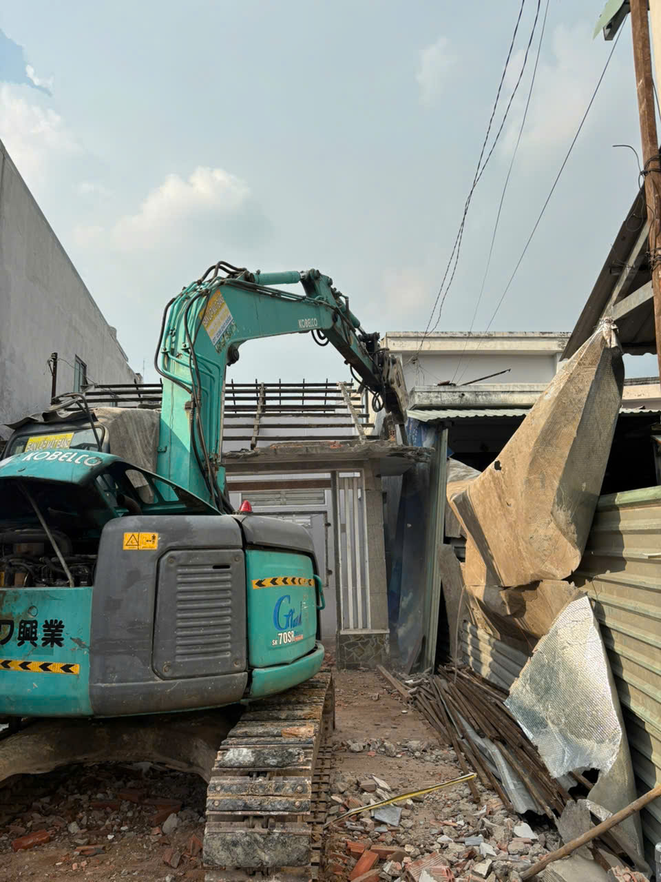 Read more about the article Đục Phá Bê Tông Bằng Xe Cuốc – Giải Pháp Hiệu Quả Cho Mọi Công Trình