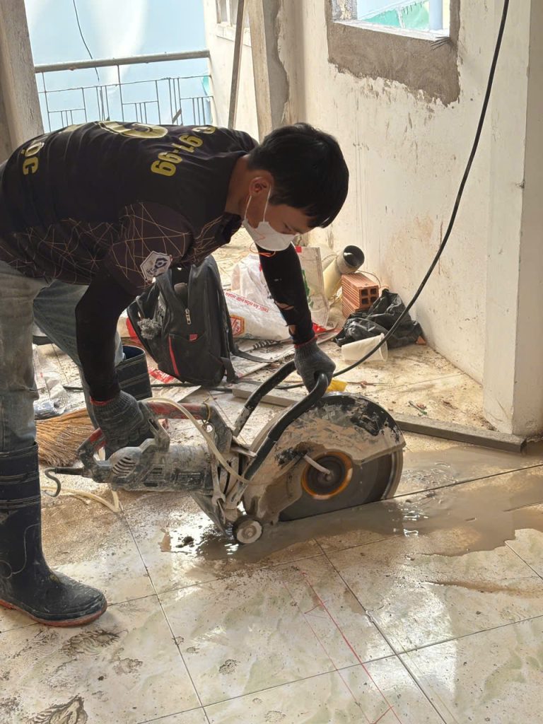 Thợ thi công cắt sàn bê tông tại TP.HCM bằng máy chuyên dụng.