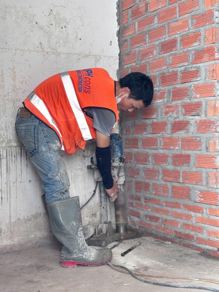 Thợ thi công khoan rút lõi bê tông tại TP.HCM.