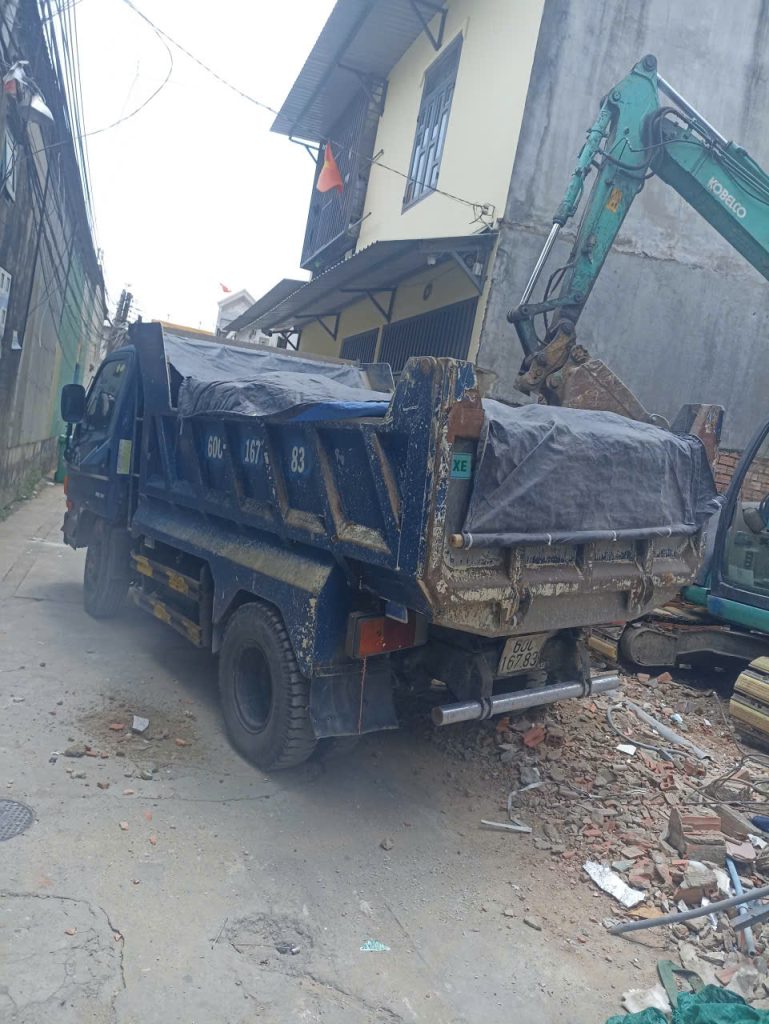 Thu gom vận chuyển xà bần.