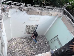 Hình ảnh thi công phá dỡ nhà cũ, đập phá nhanh chóng, an toàn và vận chuyển xà bần trọn gói.